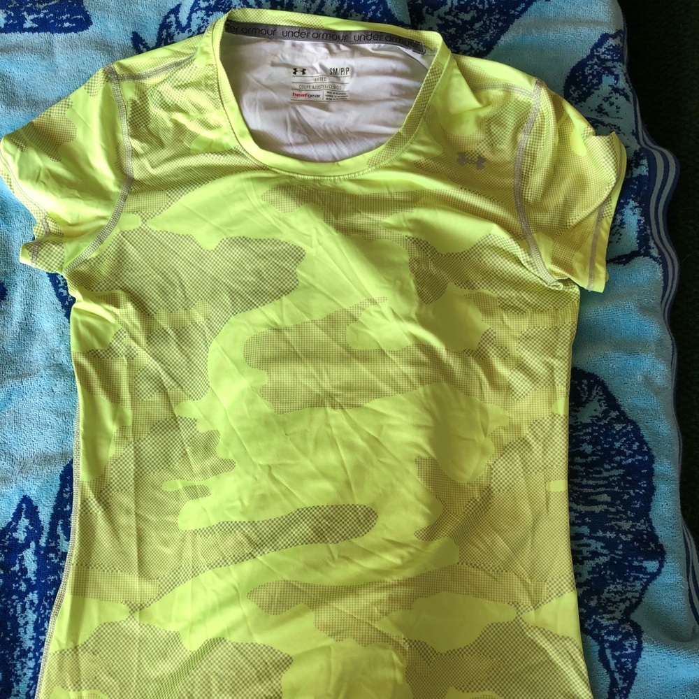 Women’s under armour shirt size small